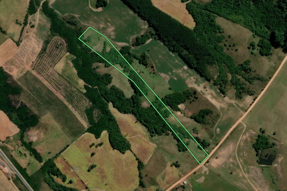 Imagem de satélite do imóvel rural em Piratini (RS), com o contorno declarado no CAR desenhado por cima.