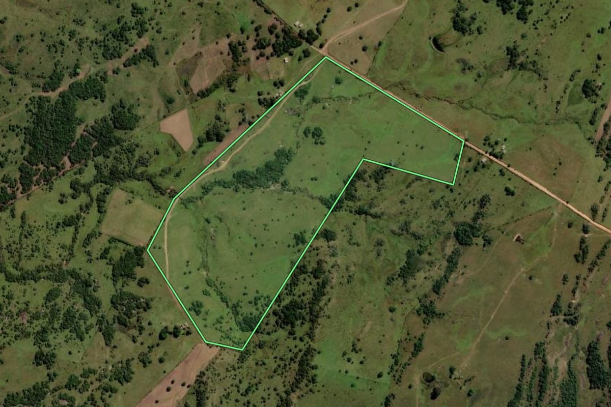 Imagem de satélite do imóvel rural em Piratini (RS), com o contorno declarado no CAR desenhado por cima.