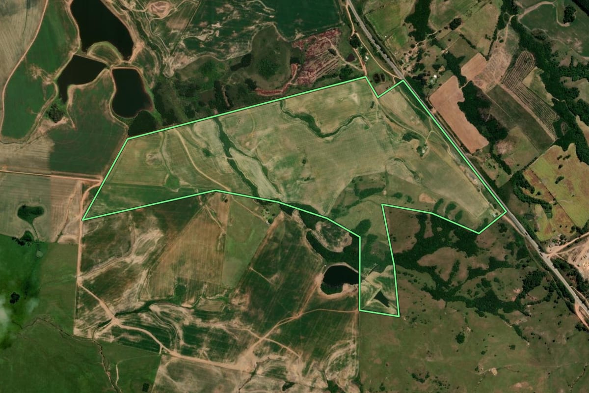 Imagem de satélite do imóvel rural em Piratini (RS), com o contorno declarado no CAR desenhado por cima.