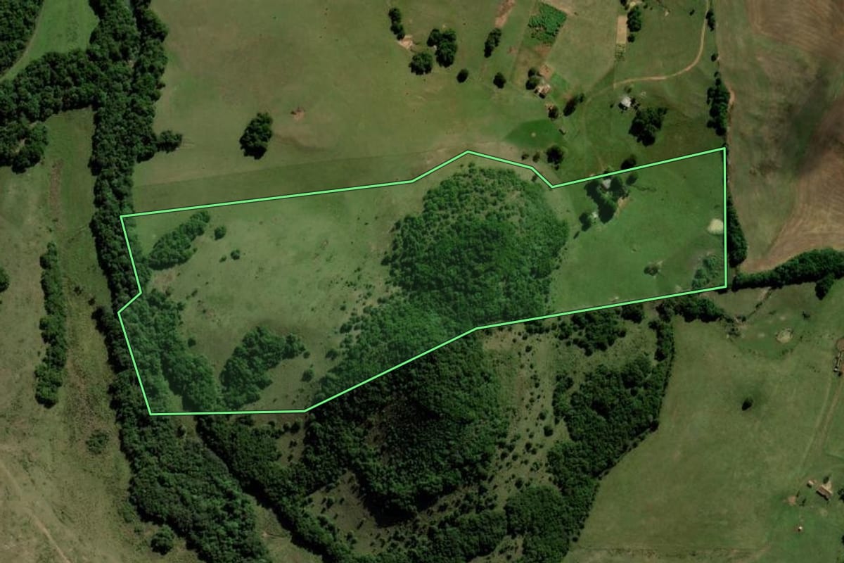 Imagem de satélite do imóvel rural em Piratini (RS), com o contorno declarado no CAR desenhado por cima.