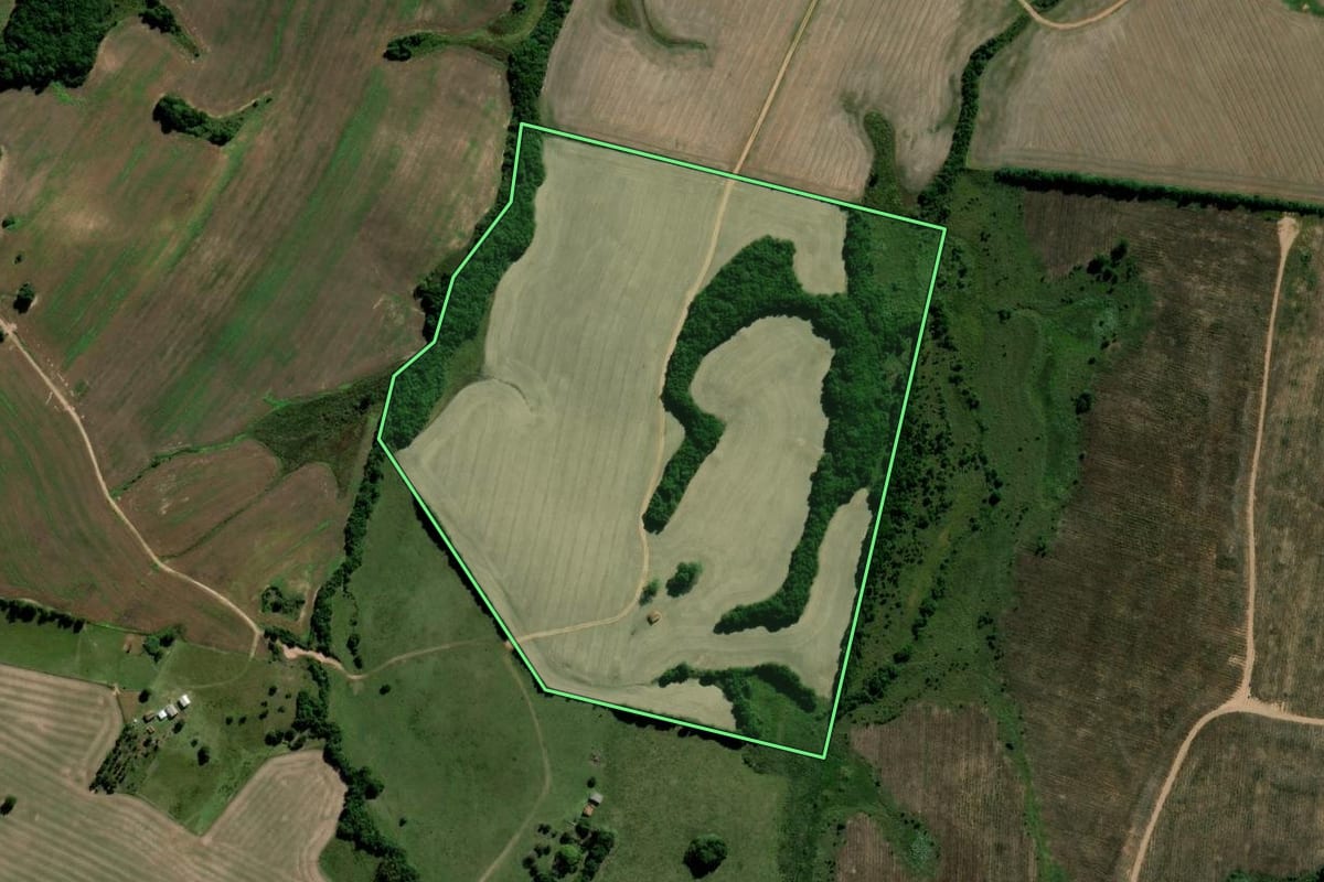 Imagem de satélite do imóvel rural em Piratini (RS), com o contorno declarado no CAR desenhado por cima.