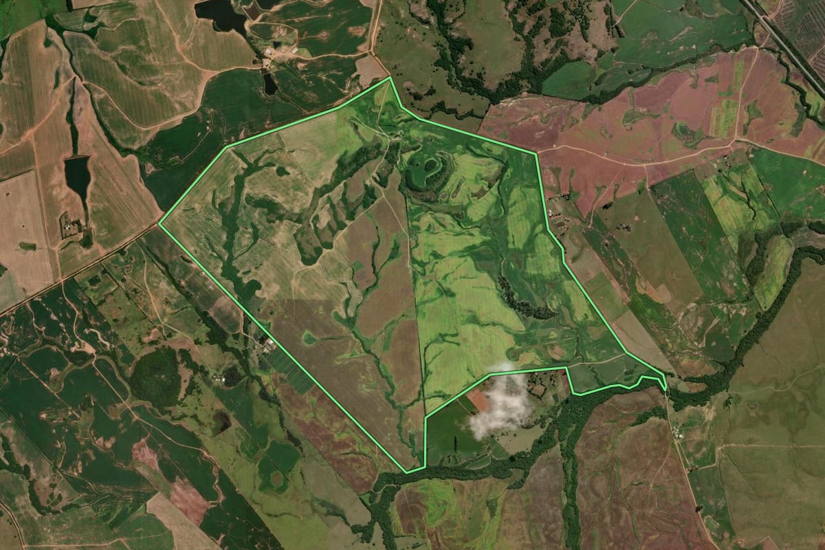 Imagem de satélite do imóvel rural em Piratini (RS), com o contorno declarado no CAR desenhado por cima.