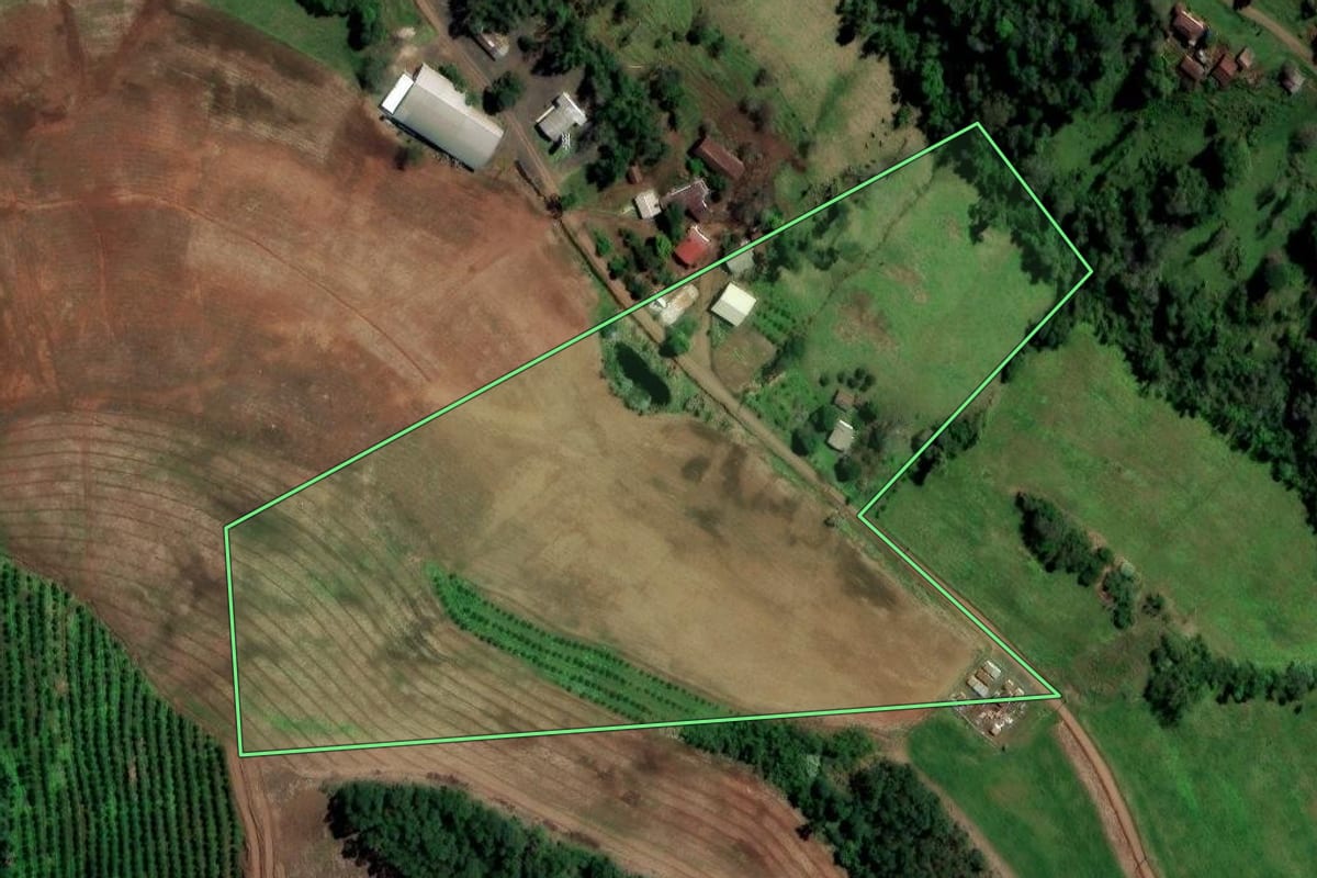 Imagem de satélite do imóvel rural em Planalto (RS), com o contorno declarado no CAR desenhado por cima.