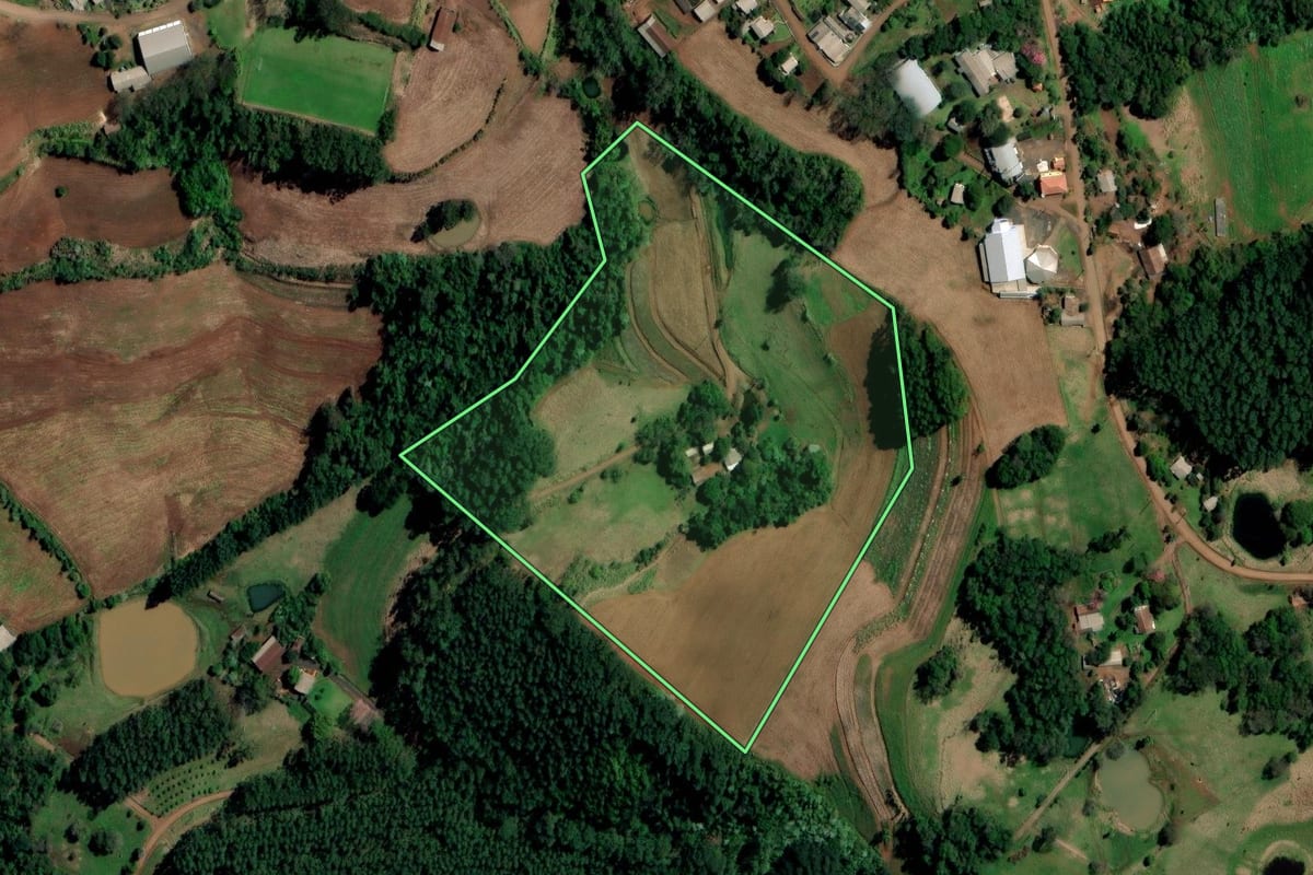 Imagem de satélite do imóvel rural em Planalto (RS), com o contorno declarado no CAR desenhado por cima.