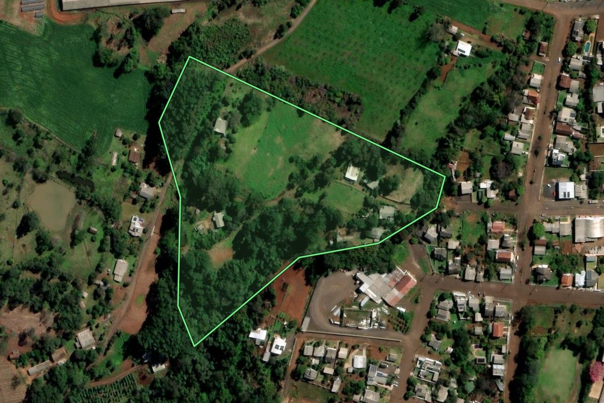 Imagem de satélite do imóvel rural em Planalto (RS), com o contorno declarado no CAR desenhado por cima.