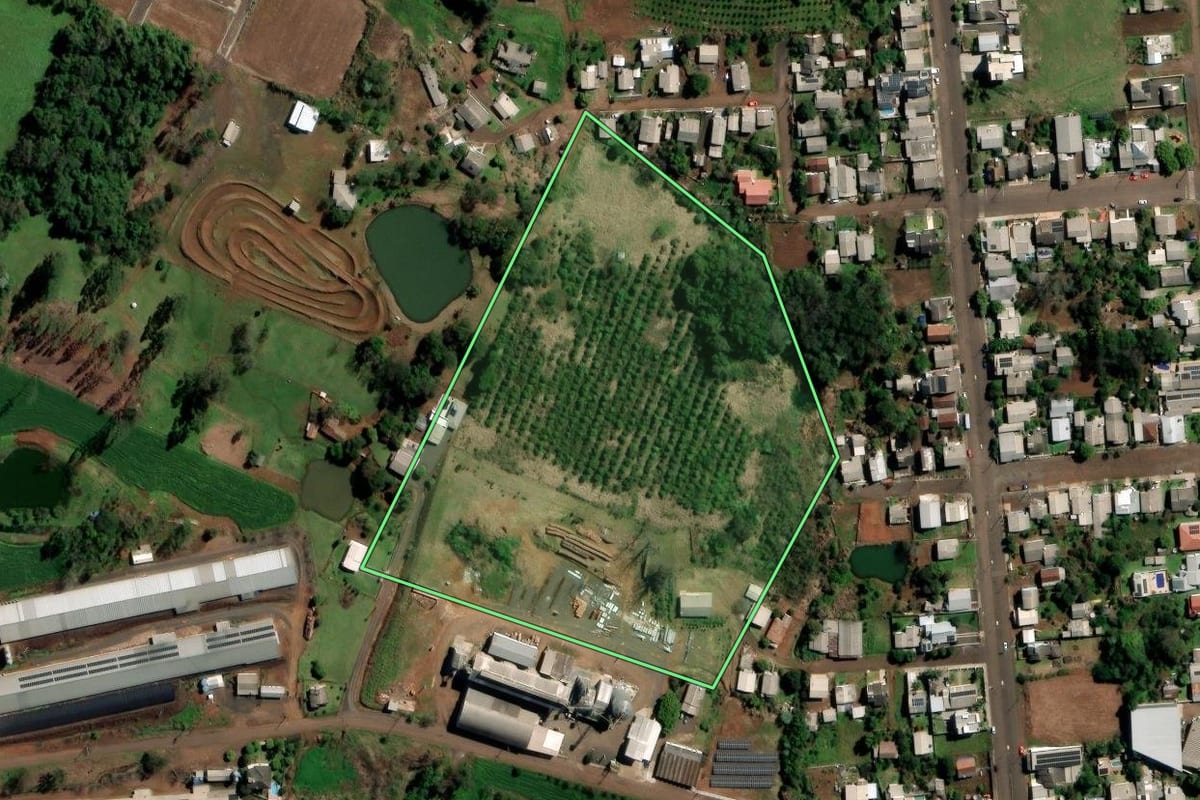 Imagem de satélite do imóvel rural em Planalto (RS), com o contorno declarado no CAR desenhado por cima.