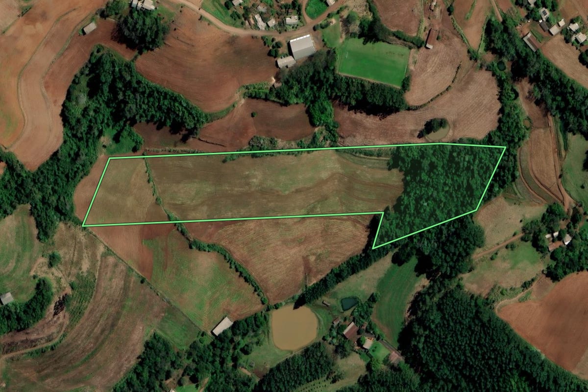 Imagem de satélite do imóvel rural em Planalto (RS), com o contorno declarado no CAR desenhado por cima.