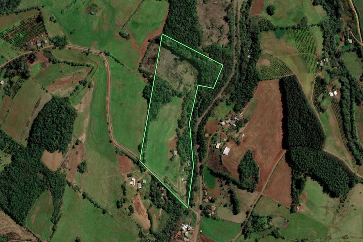 Imagem de satélite do imóvel rural em Planalto (RS), com o contorno declarado no CAR desenhado por cima.