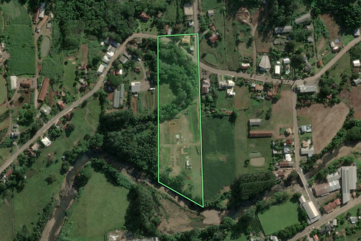 Imagem de satélite do imóvel rural em Poço das Antas (RS), com o contorno declarado no CAR desenhado por cima.
