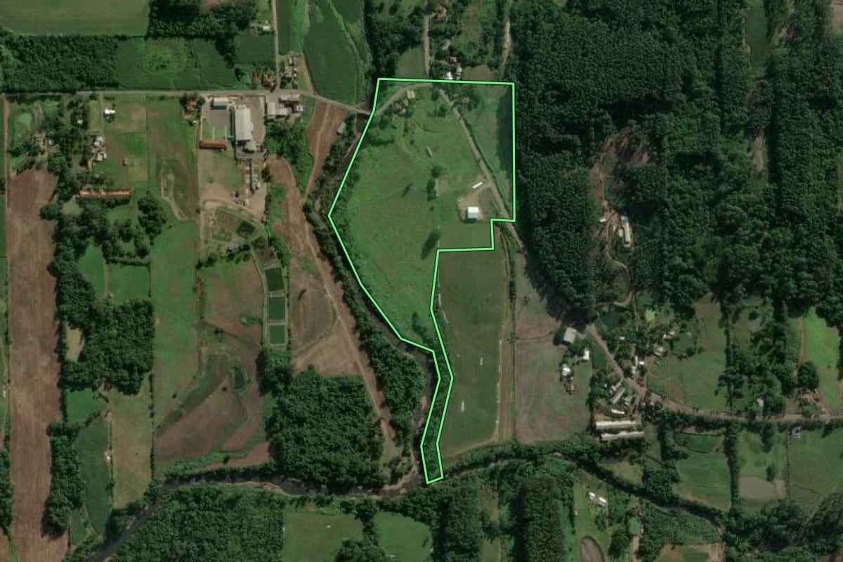 Imagem de satélite do imóvel rural em Poço das Antas (RS), com o contorno declarado no CAR desenhado por cima.