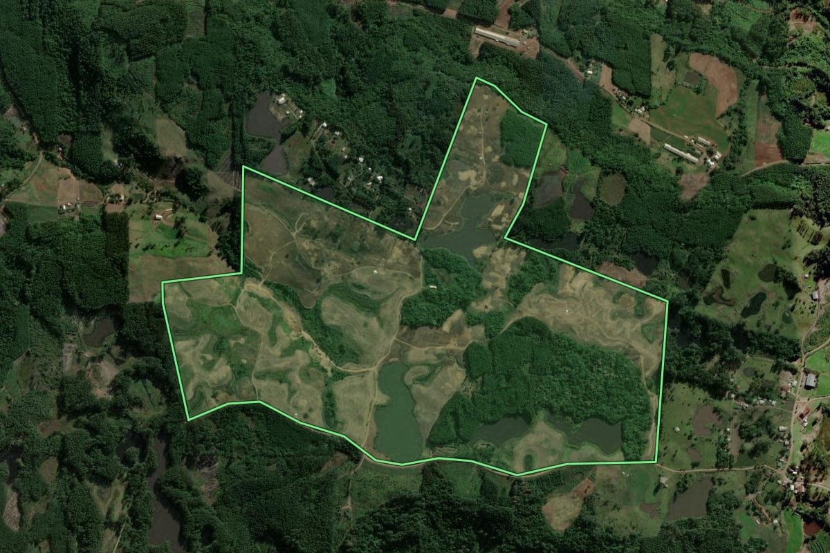 Imagem de satélite do imóvel rural em Poço das Antas (RS), com o contorno declarado no CAR desenhado por cima.