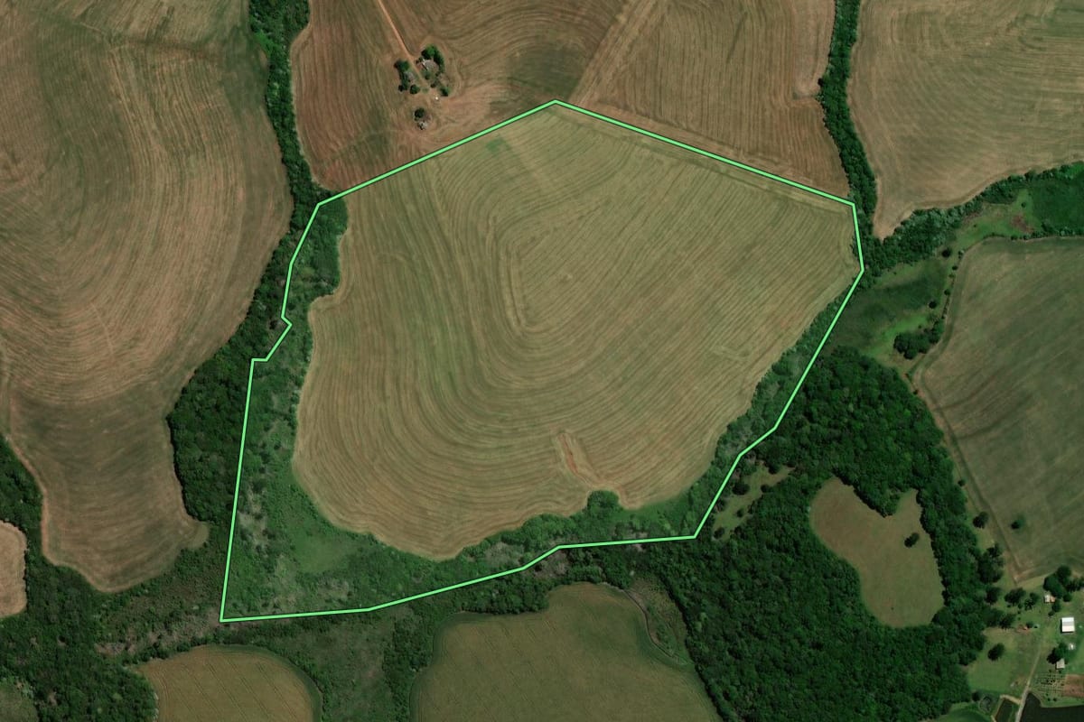 Imagem de satélite do imóvel rural em Pontão (RS), com o contorno declarado no CAR desenhado por cima.