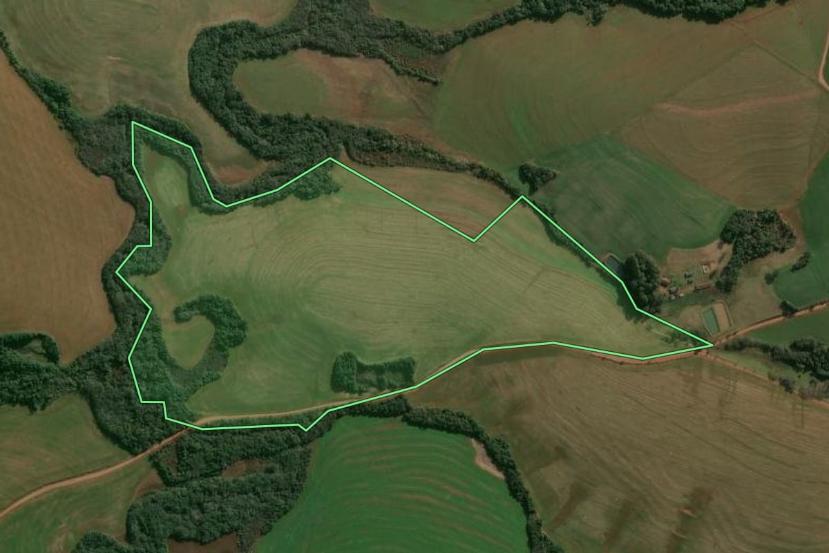 Imagem de satélite do imóvel rural em Pontão (RS), com o contorno declarado no CAR desenhado por cima.