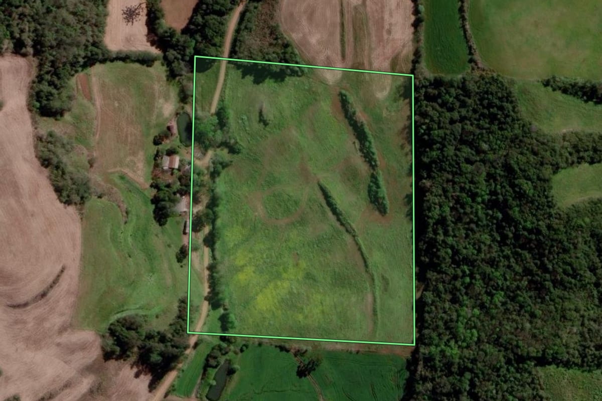 Imagem de satélite do imóvel rural em Ponte Preta (RS), com o contorno declarado no CAR desenhado por cima.