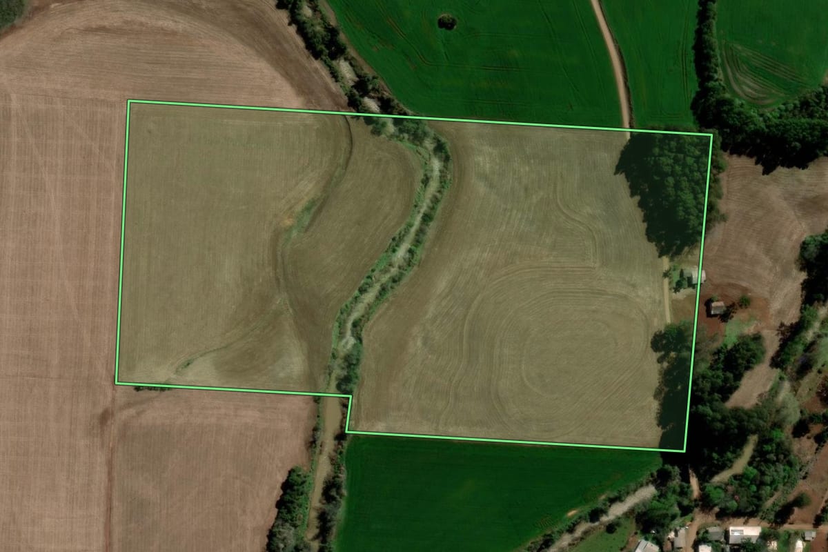 Imagem de satélite do imóvel rural em Ponte Preta (RS), com o contorno declarado no CAR desenhado por cima.