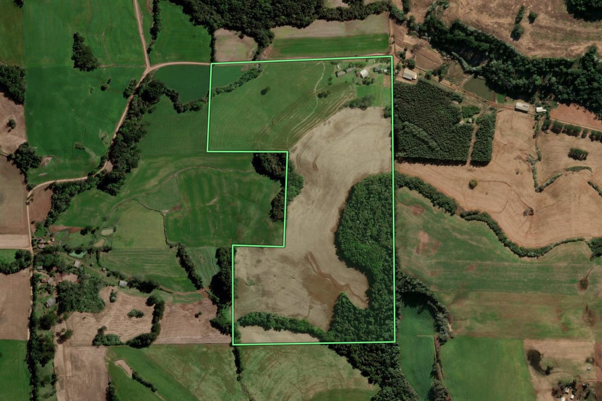 Imagem de satélite do imóvel rural em Ponte Preta (RS), com o contorno declarado no CAR desenhado por cima.