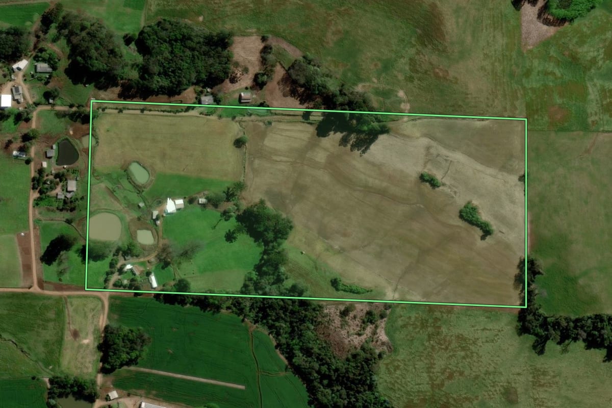 Imagem de satélite do imóvel rural em Ponte Preta (RS), com o contorno declarado no CAR desenhado por cima.