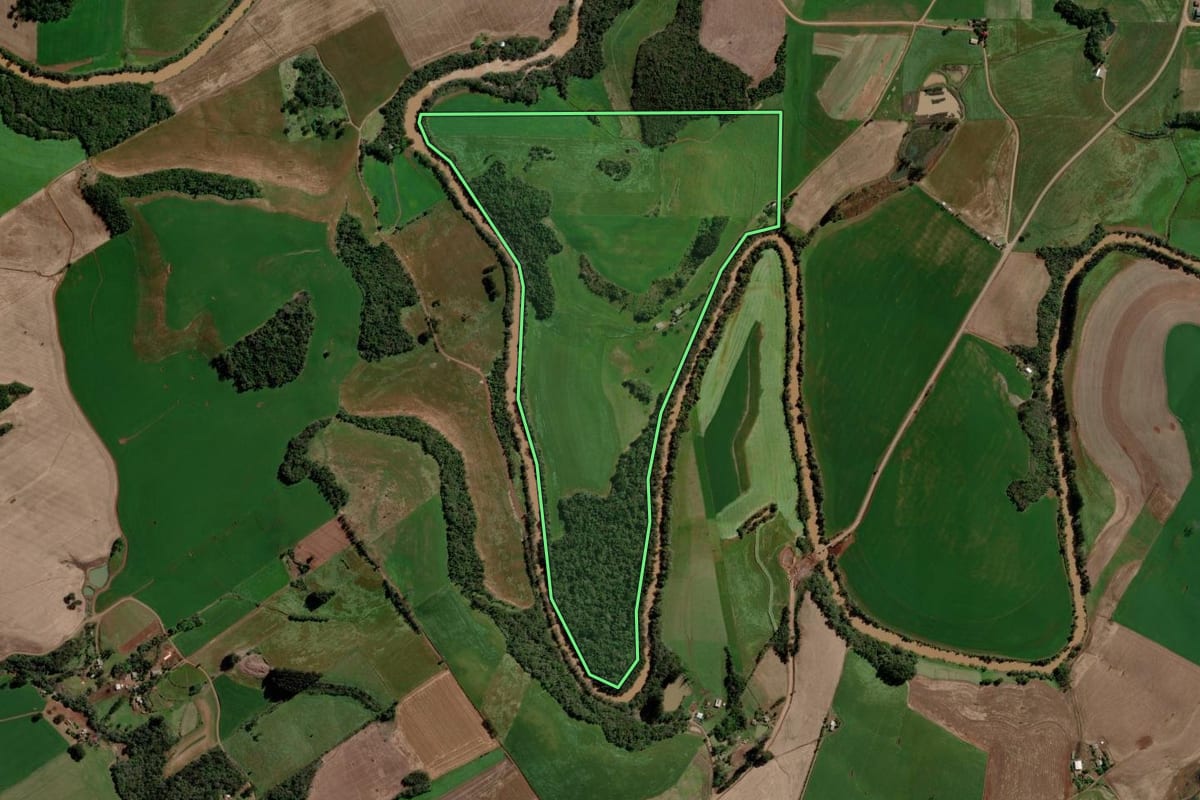 Imagem de satélite do imóvel rural em Ponte Preta (RS), com o contorno declarado no CAR desenhado por cima.