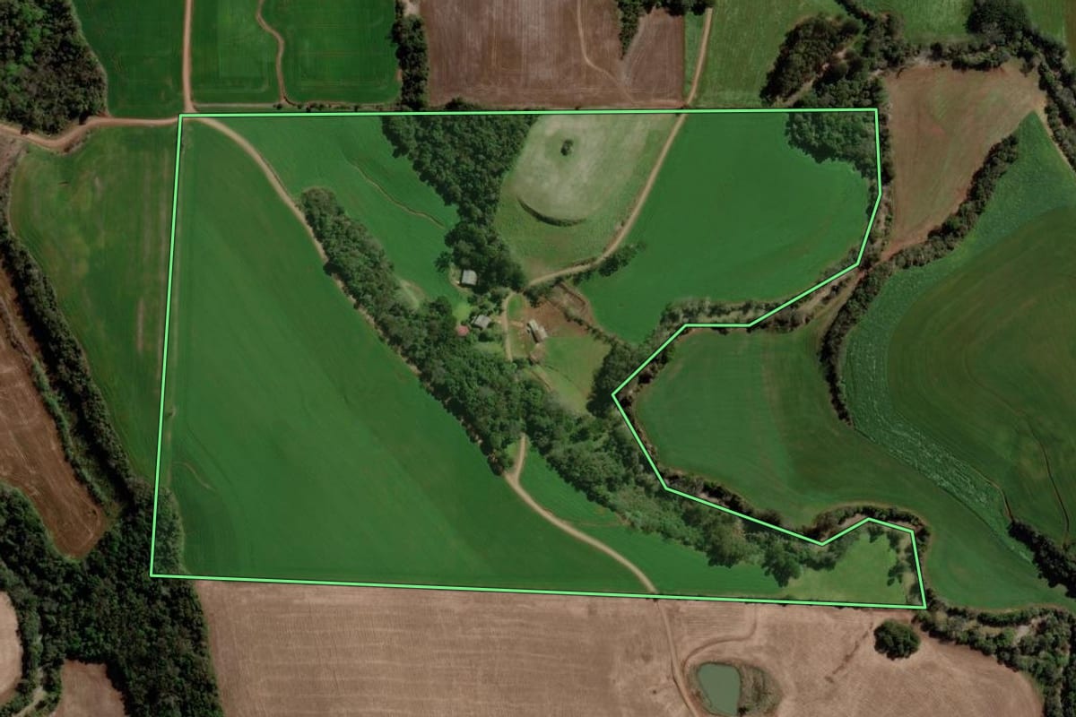Imagem de satélite do imóvel rural em Ponte Preta (RS), com o contorno declarado no CAR desenhado por cima.