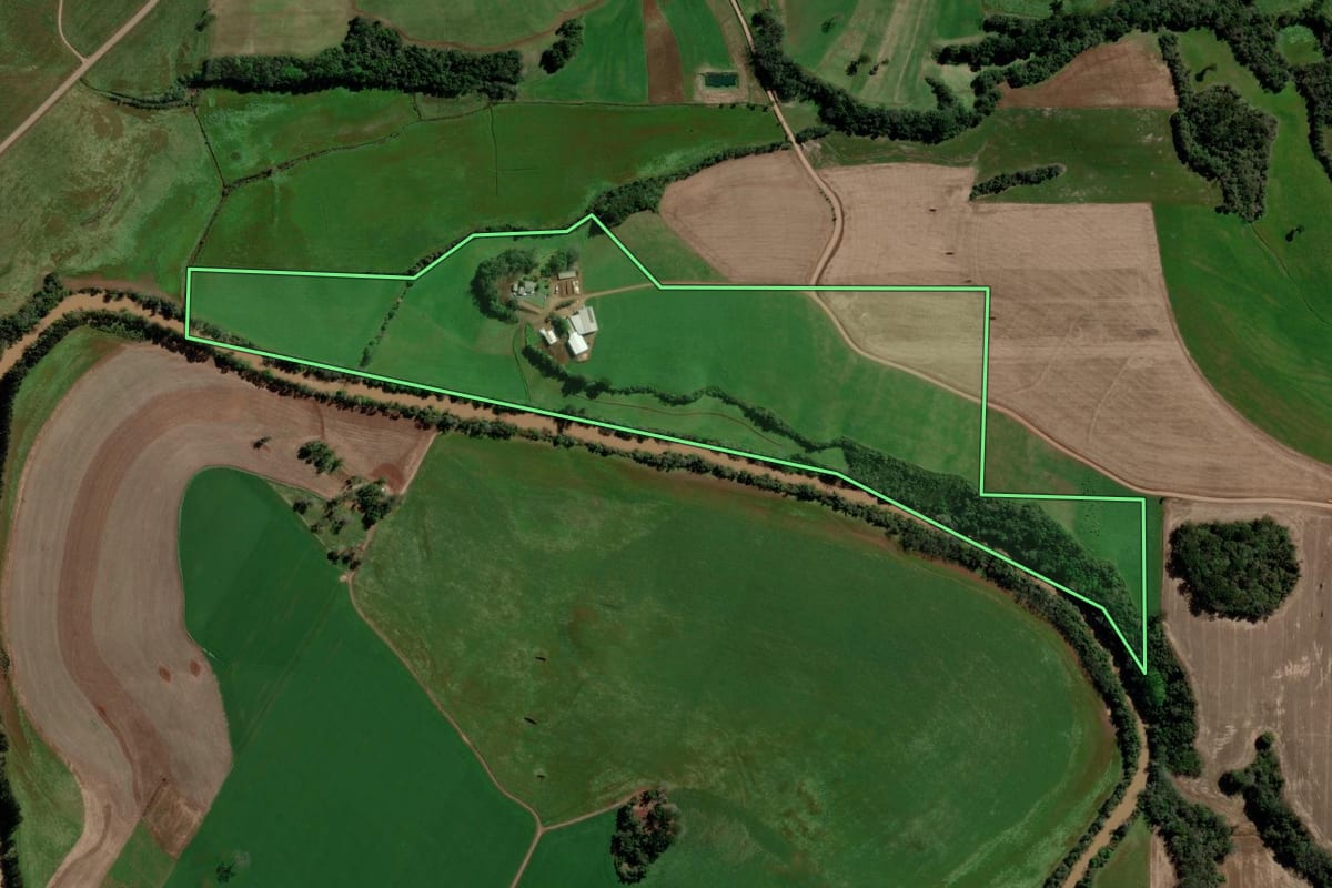 Imagem de satélite do imóvel rural em Ponte Preta (RS), com o contorno declarado no CAR desenhado por cima.