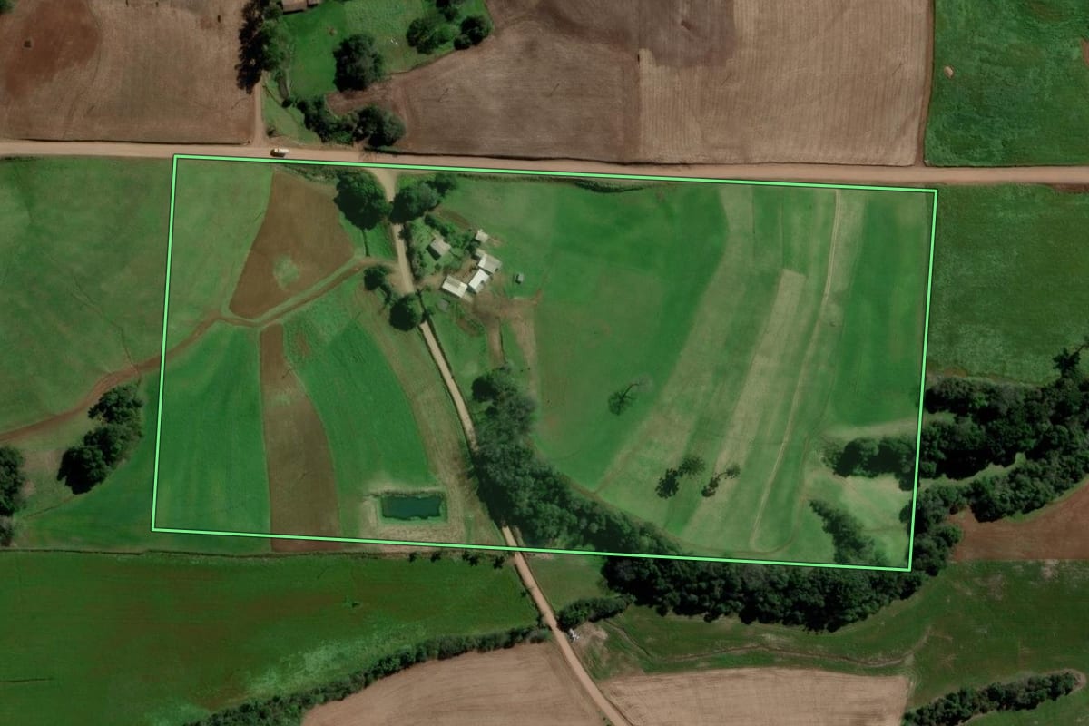 Imagem de satélite do imóvel rural em Ponte Preta (RS), com o contorno declarado no CAR desenhado por cima.