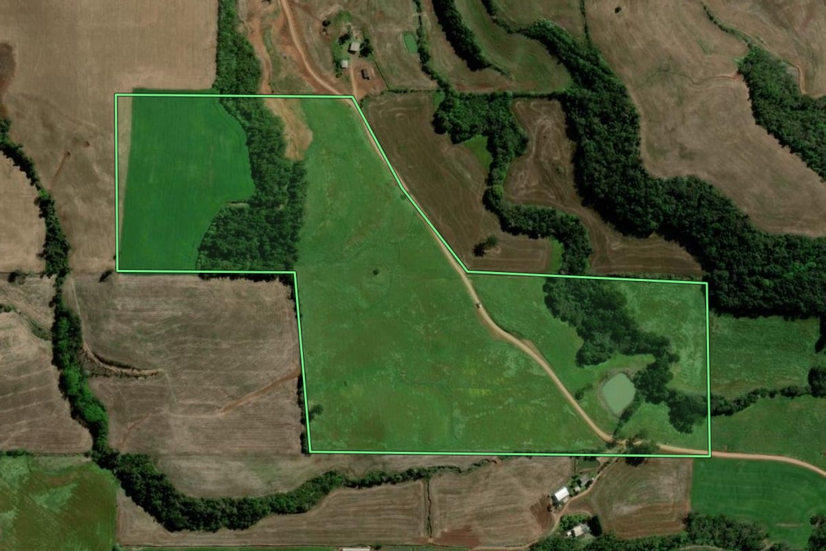 Imagem de satélite do imóvel rural em Ponte Preta (RS), com o contorno declarado no CAR desenhado por cima.