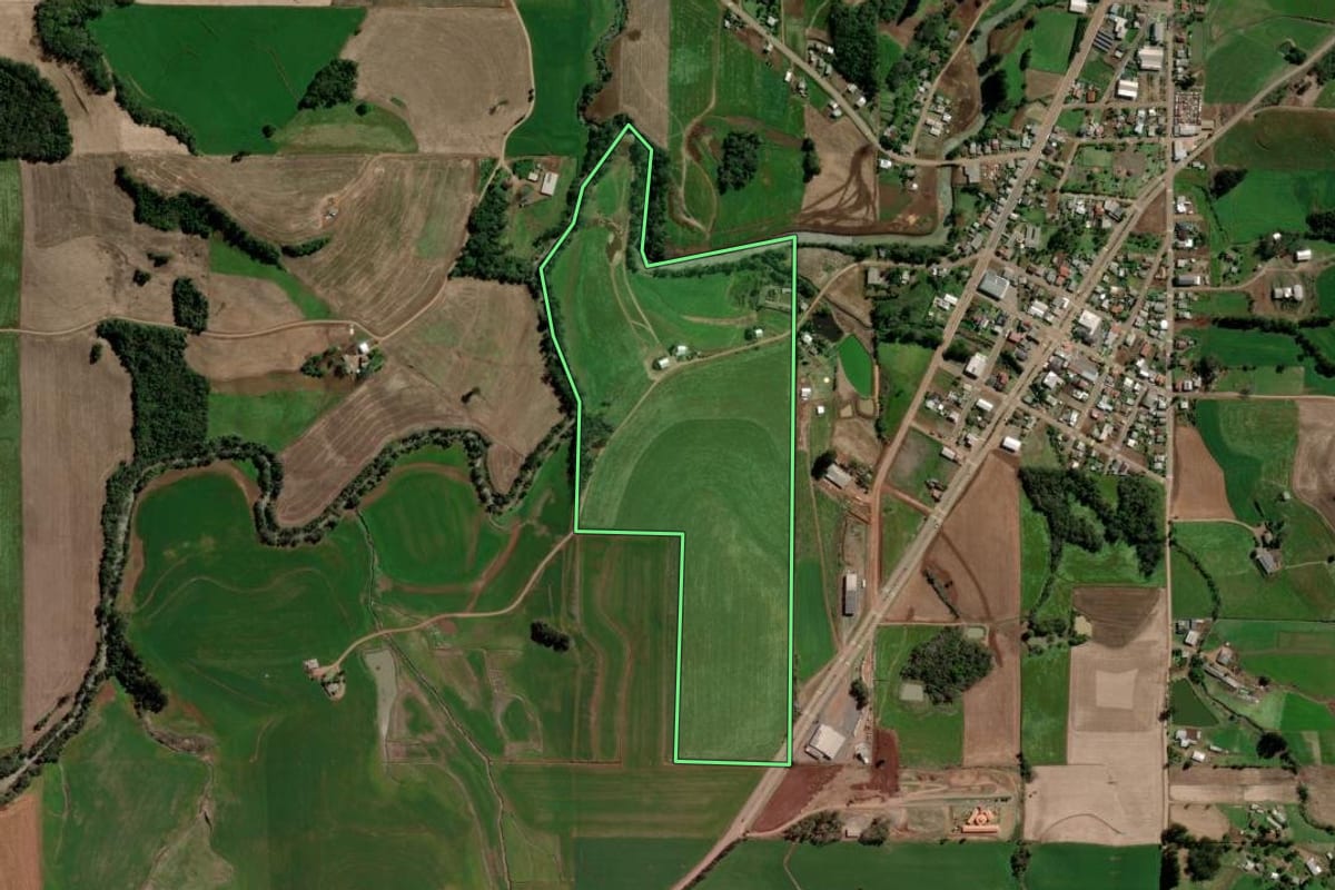 Imagem de satélite do imóvel rural em Ponte Preta (RS), com o contorno declarado no CAR desenhado por cima.