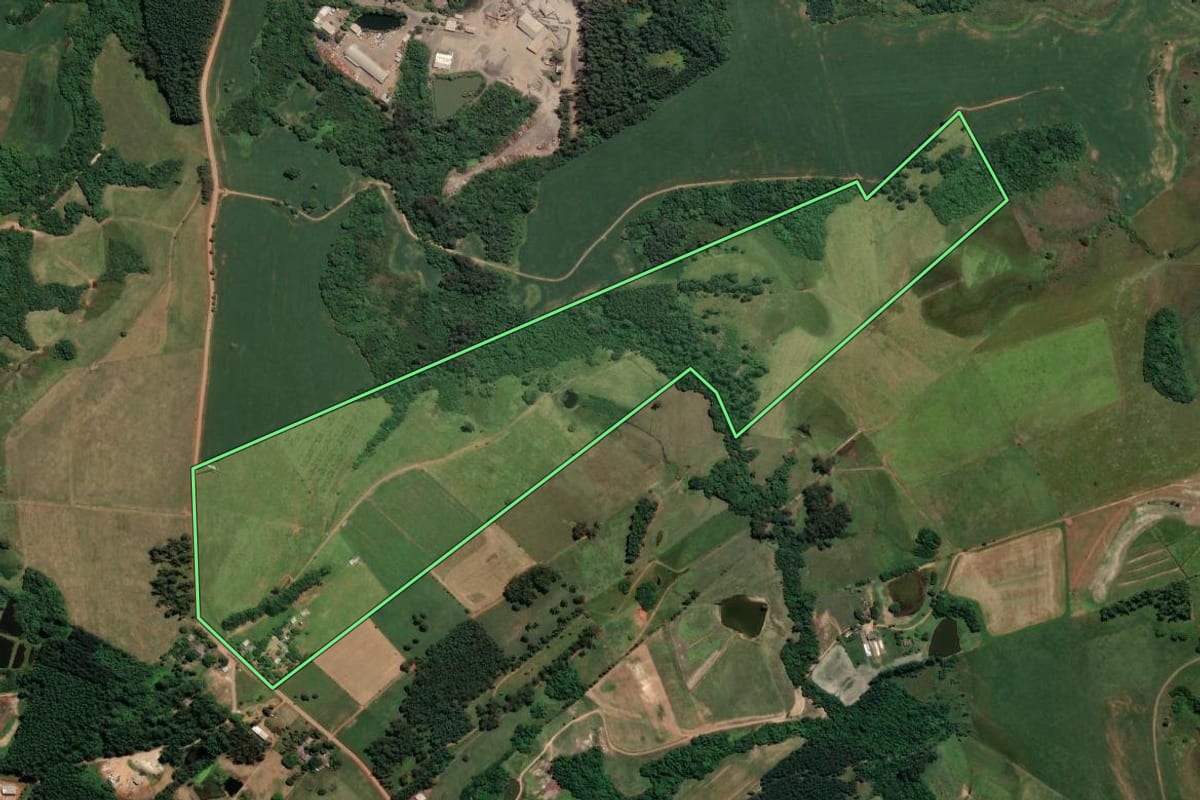 Imagem de satélite do imóvel rural em Portão (RS), com o contorno declarado no CAR desenhado por cima.