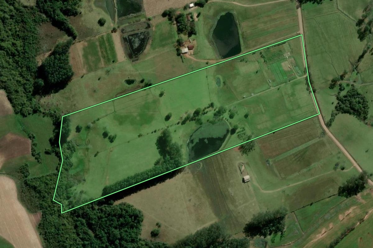 Imagem de satélite do imóvel rural em Portão (RS), com o contorno declarado no CAR desenhado por cima.