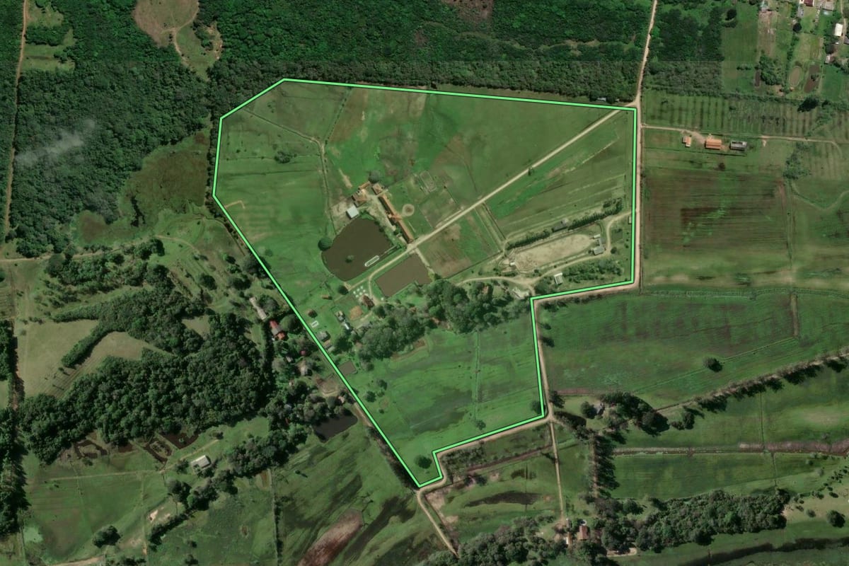 Imagem de satélite do imóvel rural em Porto Alegre (RS), com o contorno declarado no CAR desenhado por cima.