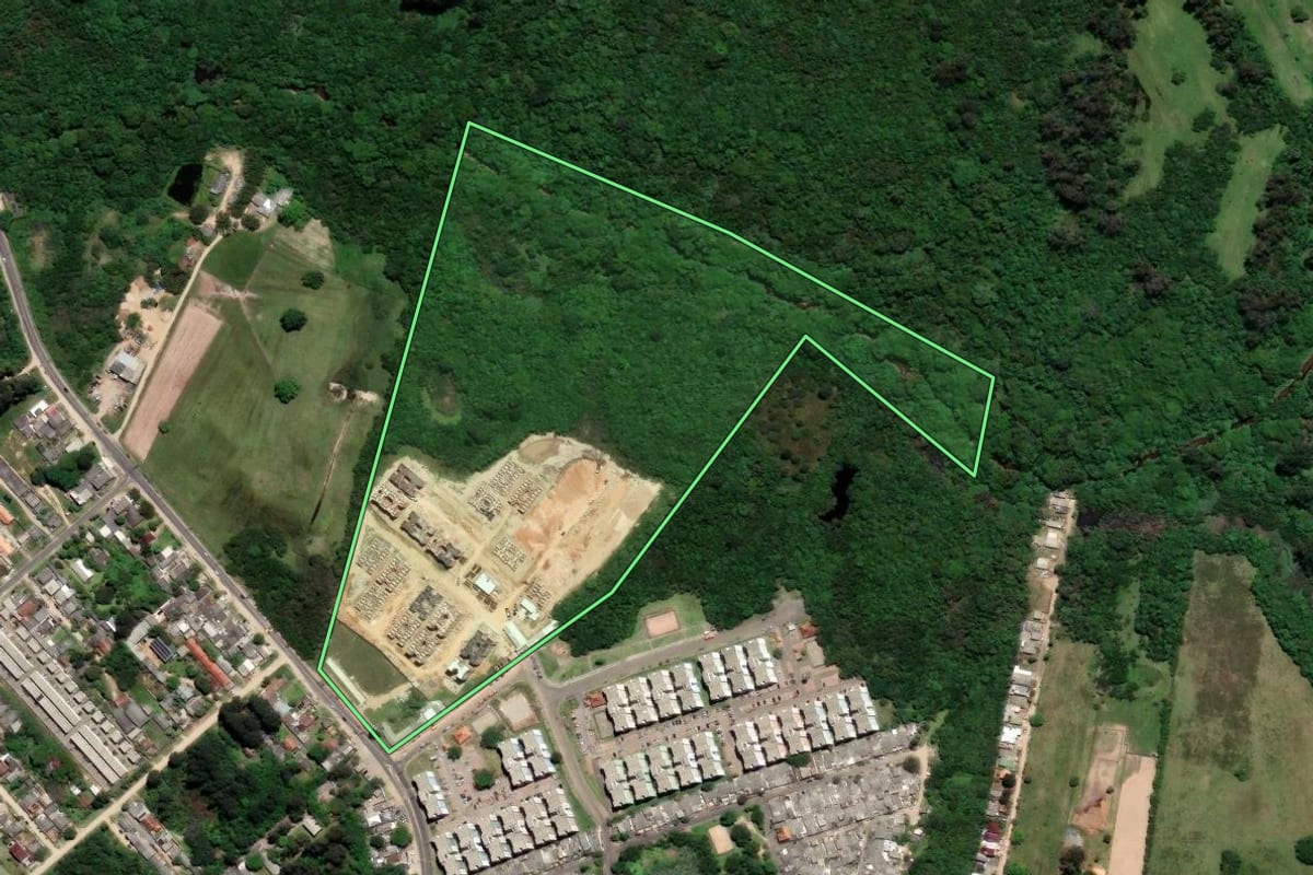 Imagem de satélite do imóvel rural em Porto Alegre (RS), com o contorno declarado no CAR desenhado por cima.
