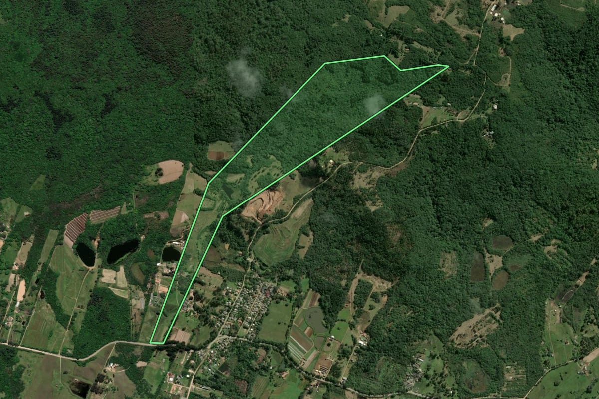 Imagem de satélite do imóvel rural em Porto Alegre (RS), com o contorno declarado no CAR desenhado por cima.