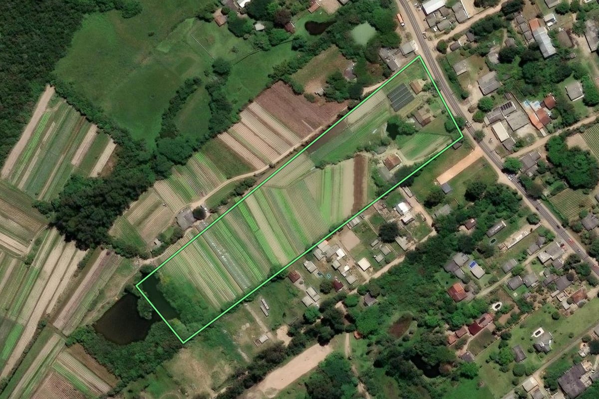 Imagem de satélite do imóvel rural em Porto Alegre (RS), com o contorno declarado no CAR desenhado por cima.