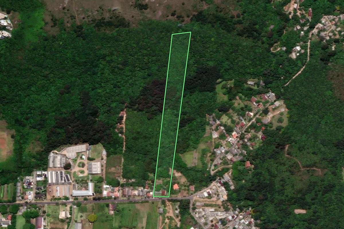 Imagem de satélite do imóvel rural em Porto Alegre (RS), com o contorno declarado no CAR desenhado por cima.