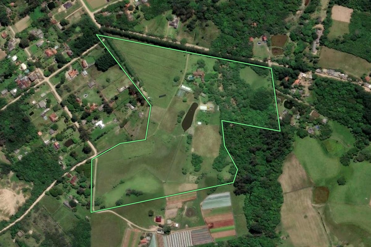 Imagem de satélite do imóvel rural em Porto Alegre (RS), com o contorno declarado no CAR desenhado por cima.