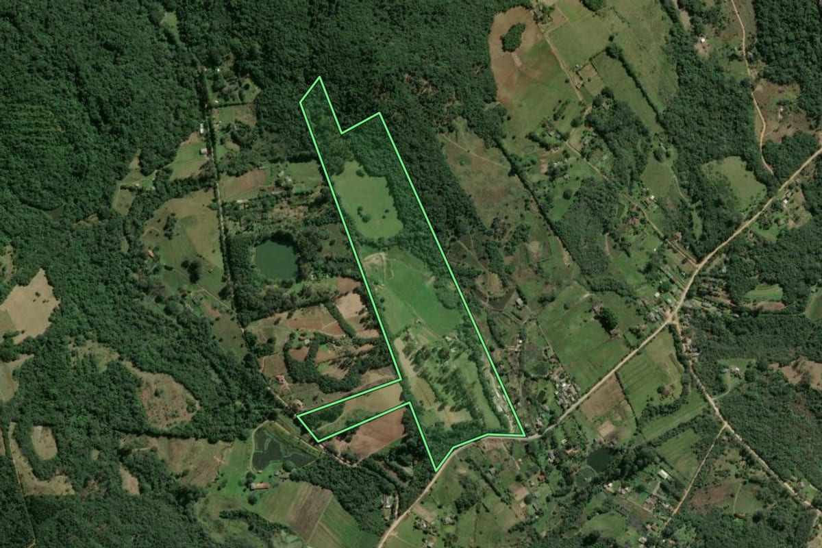 Imagem de satélite do imóvel rural em Porto Alegre (RS), com o contorno declarado no CAR desenhado por cima.