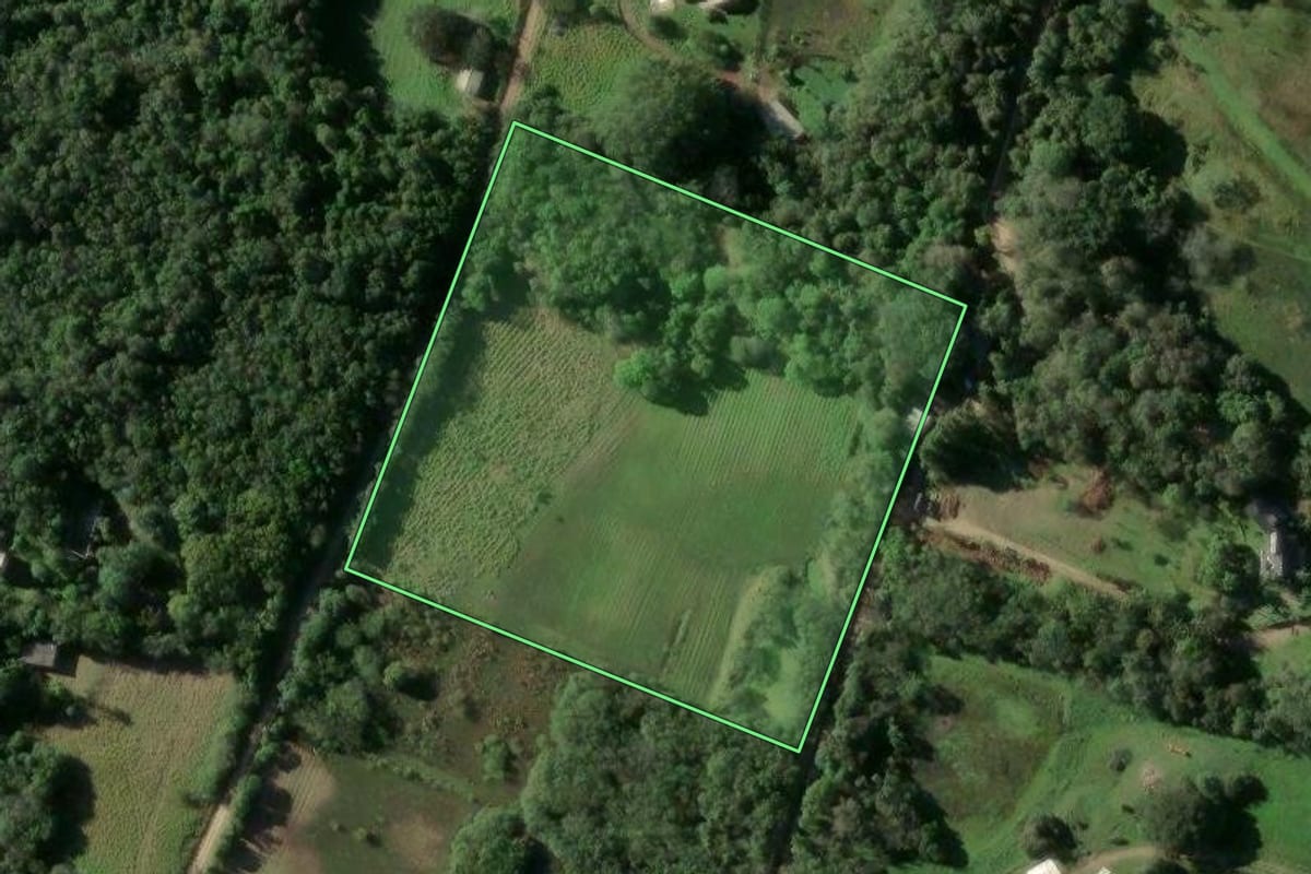 Imagem de satélite do imóvel rural em Porto Alegre (RS), com o contorno declarado no CAR desenhado por cima.