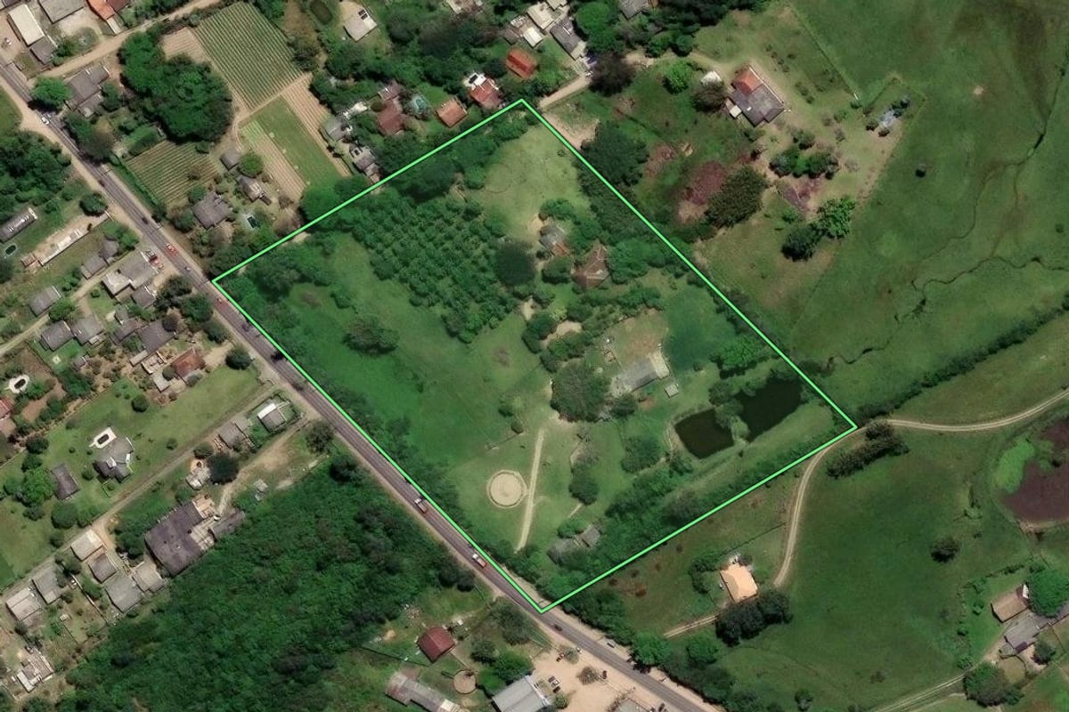 Imagem de satélite do imóvel rural em Porto Alegre (RS), com o contorno declarado no CAR desenhado por cima.
