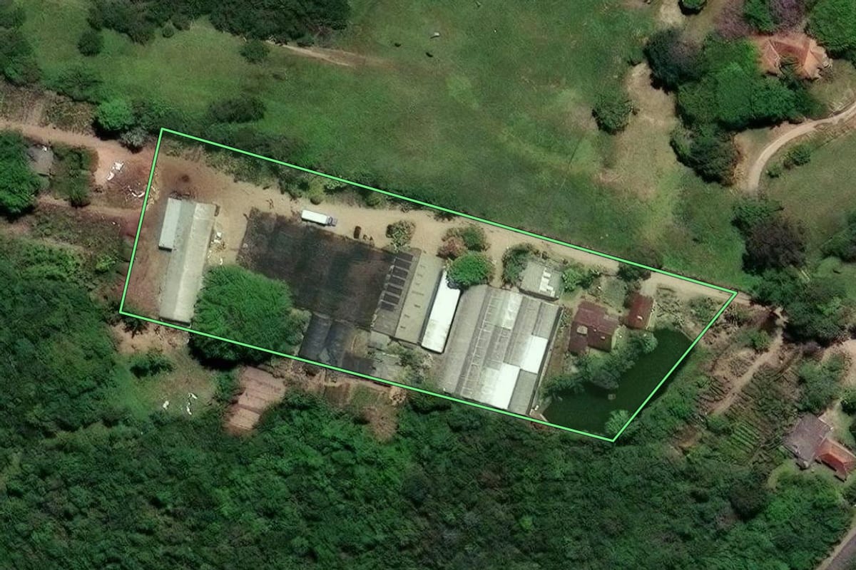 Imagem de satélite do imóvel rural em Porto Alegre (RS), com o contorno declarado no CAR desenhado por cima.