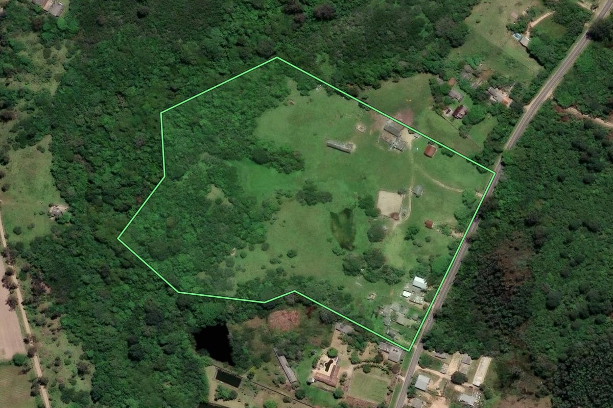 Imagem de satélite do imóvel rural em Porto Alegre (RS), com o contorno declarado no CAR desenhado por cima.