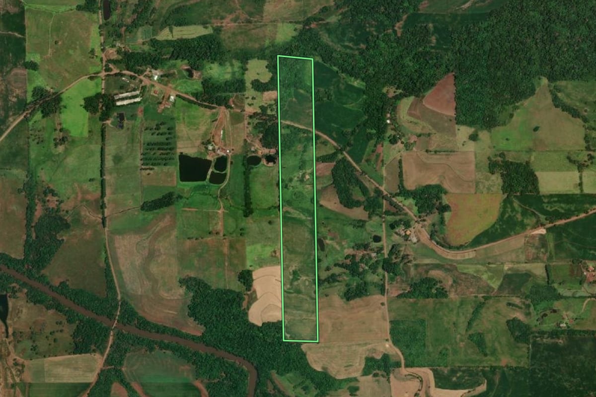 Imagem de satélite do imóvel rural em Porto Lucena (RS), com o contorno declarado no CAR desenhado por cima.