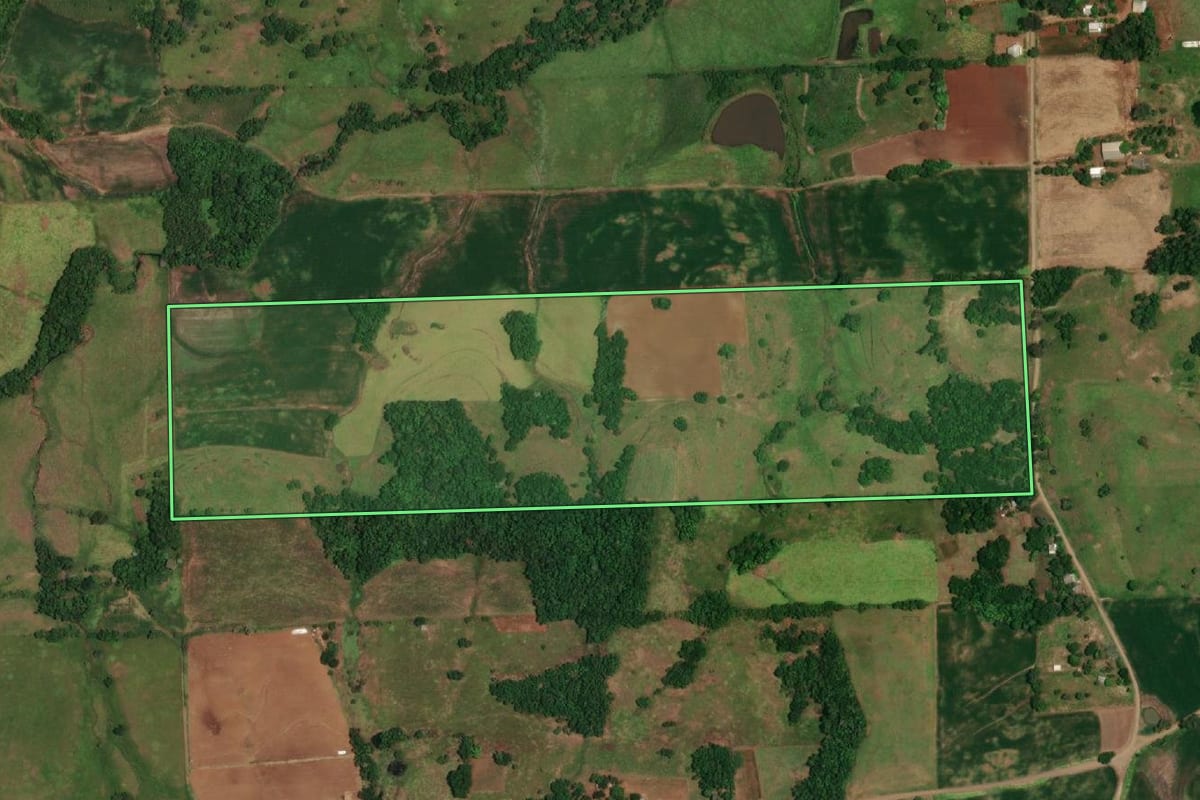 Imagem de satélite do imóvel rural em Porto Lucena (RS), com o contorno declarado no CAR desenhado por cima.