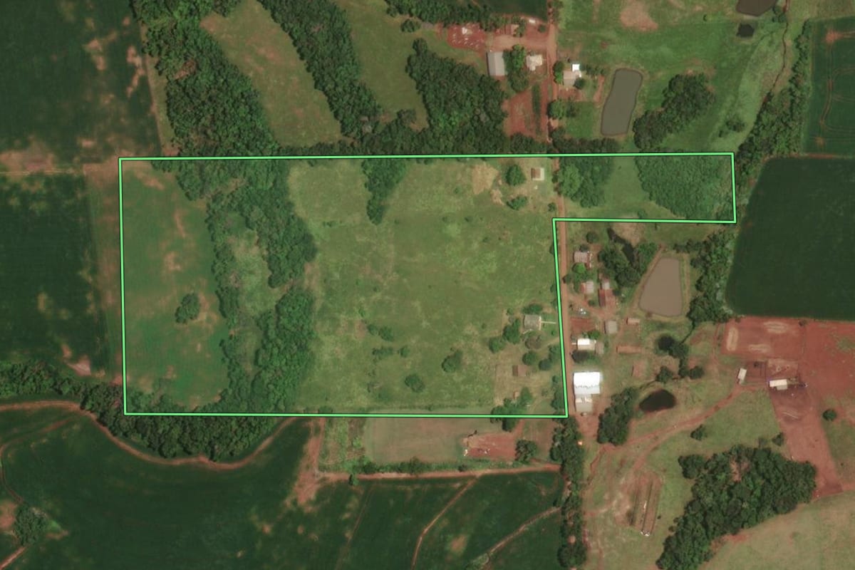 Imagem de satélite do imóvel rural em Porto Lucena (RS), com o contorno declarado no CAR desenhado por cima.