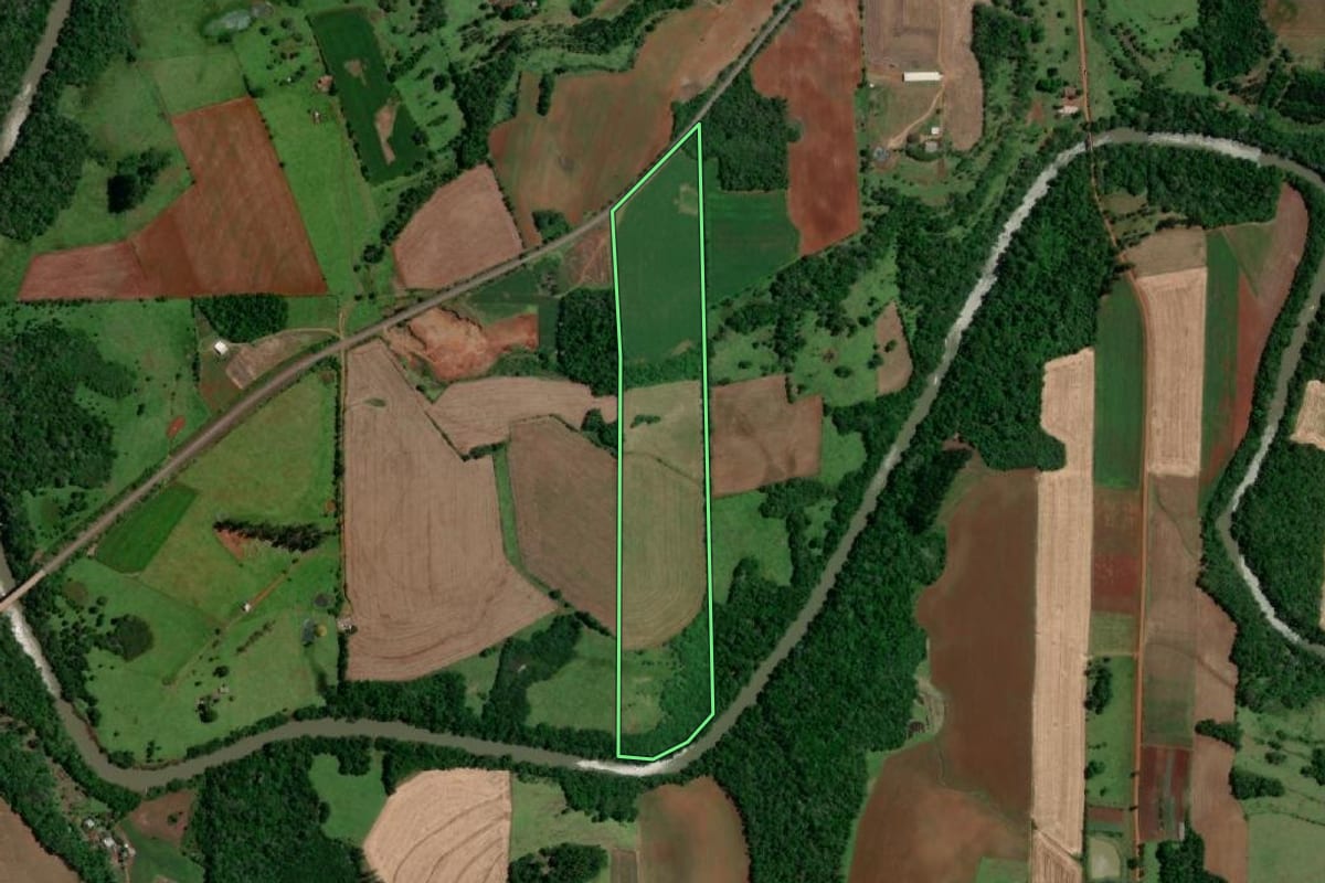 Imagem de satélite do imóvel rural em Porto Lucena (RS), com o contorno declarado no CAR desenhado por cima.