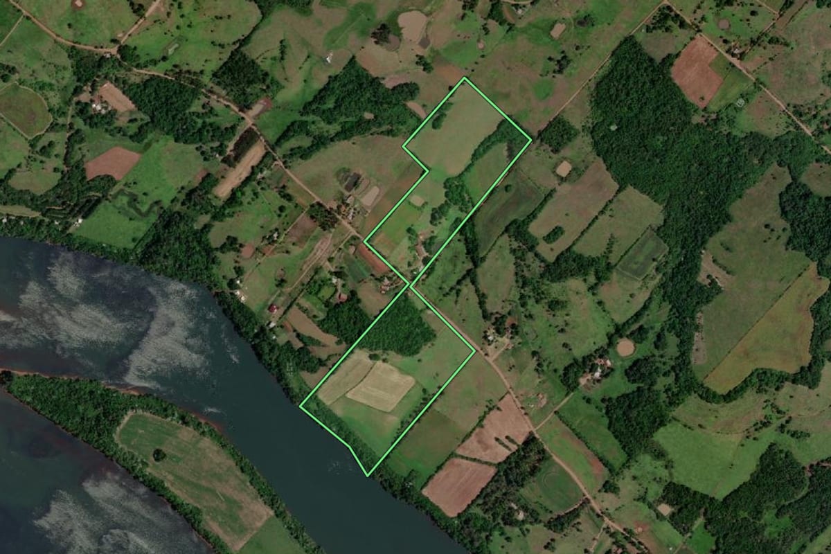 Imagem de satélite do imóvel rural em Porto Lucena (RS), com o contorno declarado no CAR desenhado por cima.