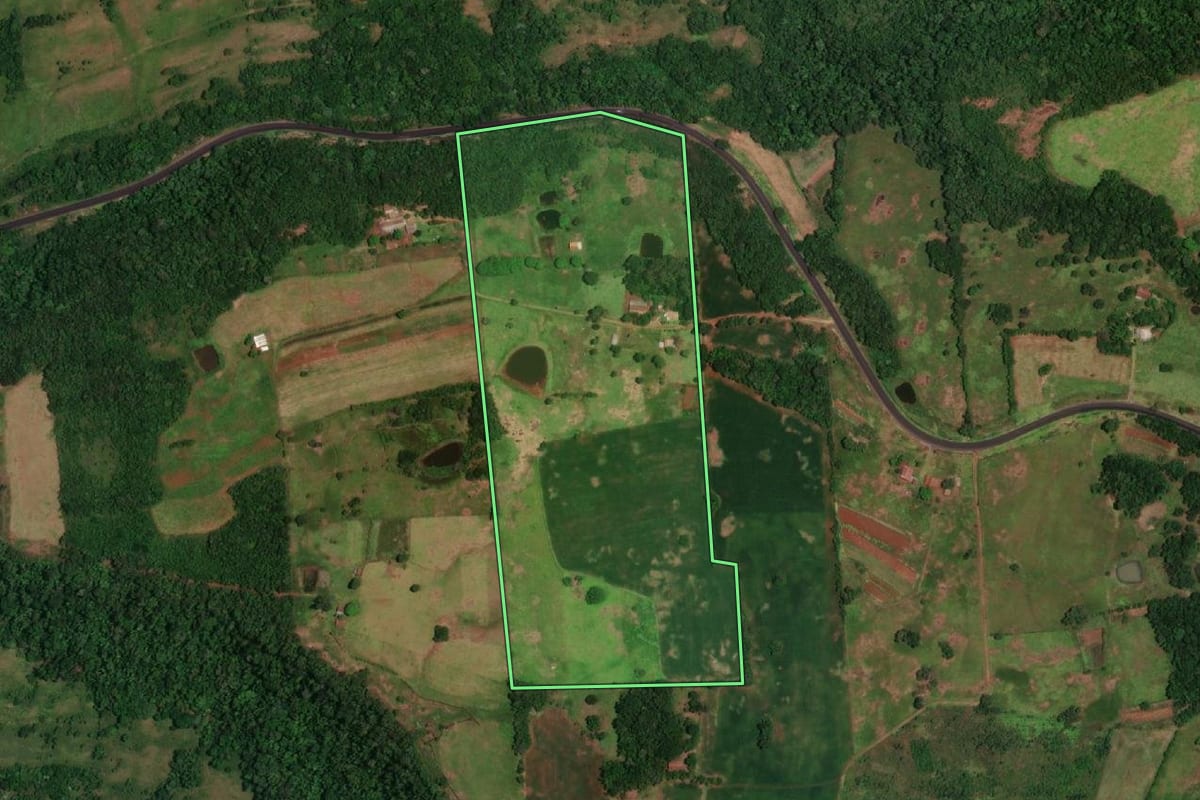 Imagem de satélite do imóvel rural em Porto Lucena (RS), com o contorno declarado no CAR desenhado por cima.