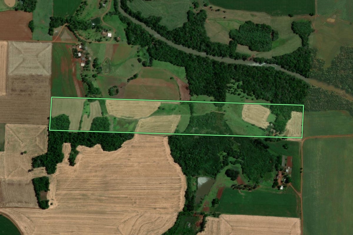 Imagem de satélite do imóvel rural em Porto Lucena (RS), com o contorno declarado no CAR desenhado por cima.