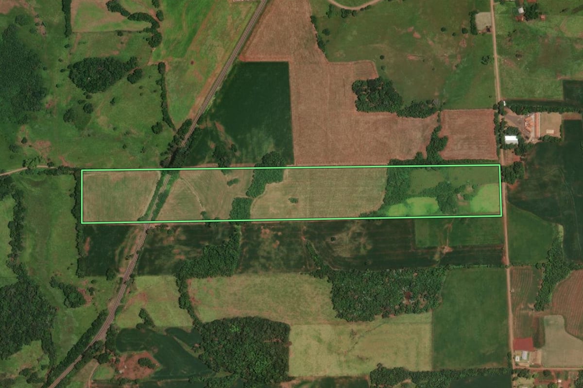 Imagem de satélite do imóvel rural em Porto Lucena (RS), com o contorno declarado no CAR desenhado por cima.