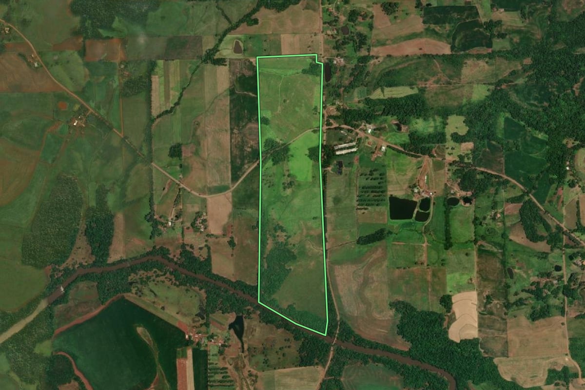 Imagem de satélite do imóvel rural em Porto Lucena (RS), com o contorno declarado no CAR desenhado por cima.