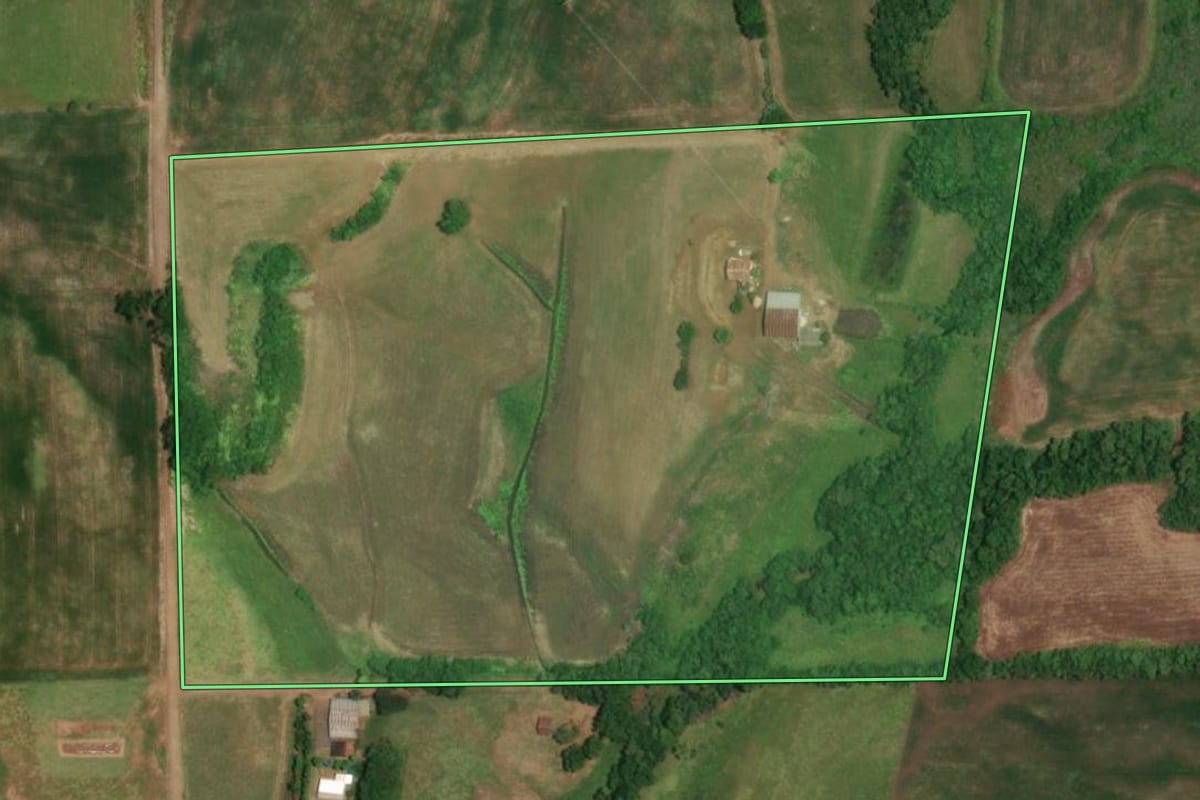 Imagem de satélite do imóvel rural em Porto Lucena (RS), com o contorno declarado no CAR desenhado por cima.